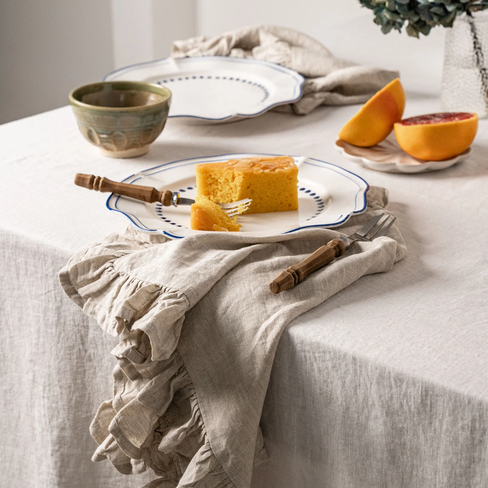 French Flax Linen Ruffles Napkins (Set Of 4) in Natural - Image 4